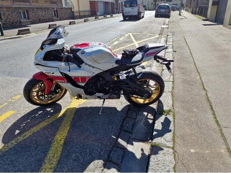 YAMAHA YZF 1000 R1 60TH